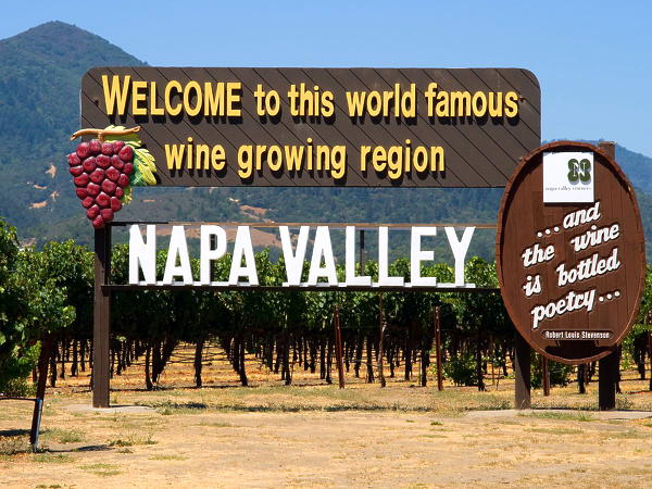 カリフォルニアワインのナパ・ヴァレーにあるナパ・プレミアム・アウトレット（NAPA PREMIUM OUTLETS）